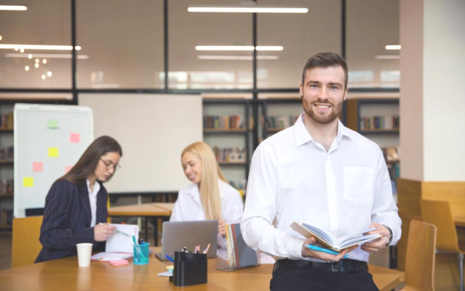 Oficina moderna de Sagionix con ambiente colaborativo